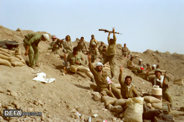 عراقی‌ها گروه‌گروه دست‌های خود را بالا می‌بردند و تسلیم می‌شدند