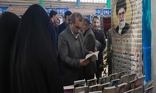بازدید استاندار کرمانشاه از غرفه اداره کل حفظ آثار و نشر ارزش‌های دفاع مقدس