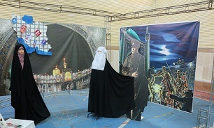 تصاویر/ برپایی نمایشگاه حجاب و عفاف در هنرستان ایمان قم