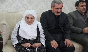 استاندار کرمانشاه با خانواده شهیدان رستمی دیدار کرد