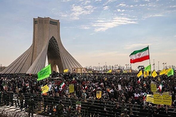 امام خامنه‌ای: دشمنان فکر می‌کردند کار جمهوری اسلامی تمام است/ احمق‌ها ملت ایران را نشناخته‌اند