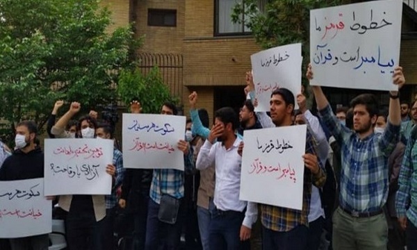 دانشجویان در اعتراض به اهانت به قرآن مقابل سفارت سوئد تجمع می‌کنند
