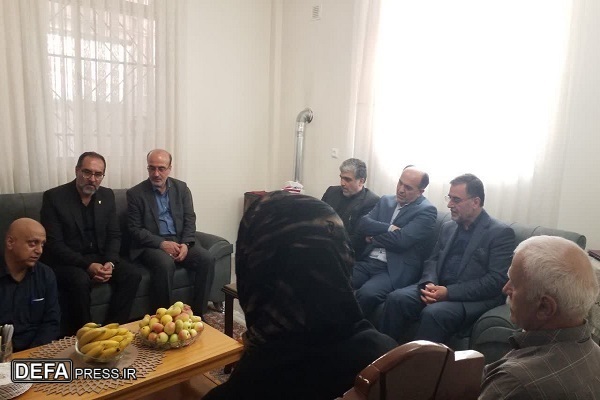 استاندار مازندران با خانواده شهید «محمد تقی زاده» دیدار کرد+ تصاویر