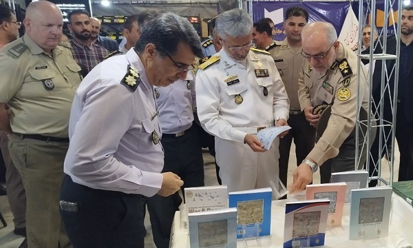 بازدید امیر سیاری از نمایشگاه کتاب صلح و دفاع ارتش