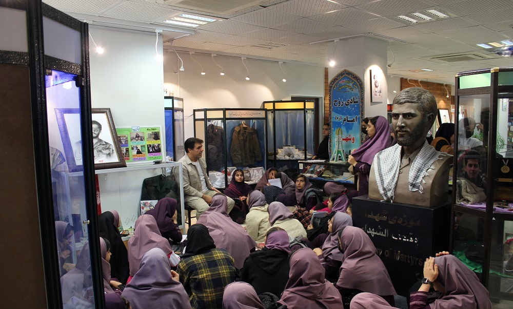 تصاویر ۲/ بازدید دانش آموزان از مرکز فرهنگی و موزه دفاع مقدس استان مرکزی